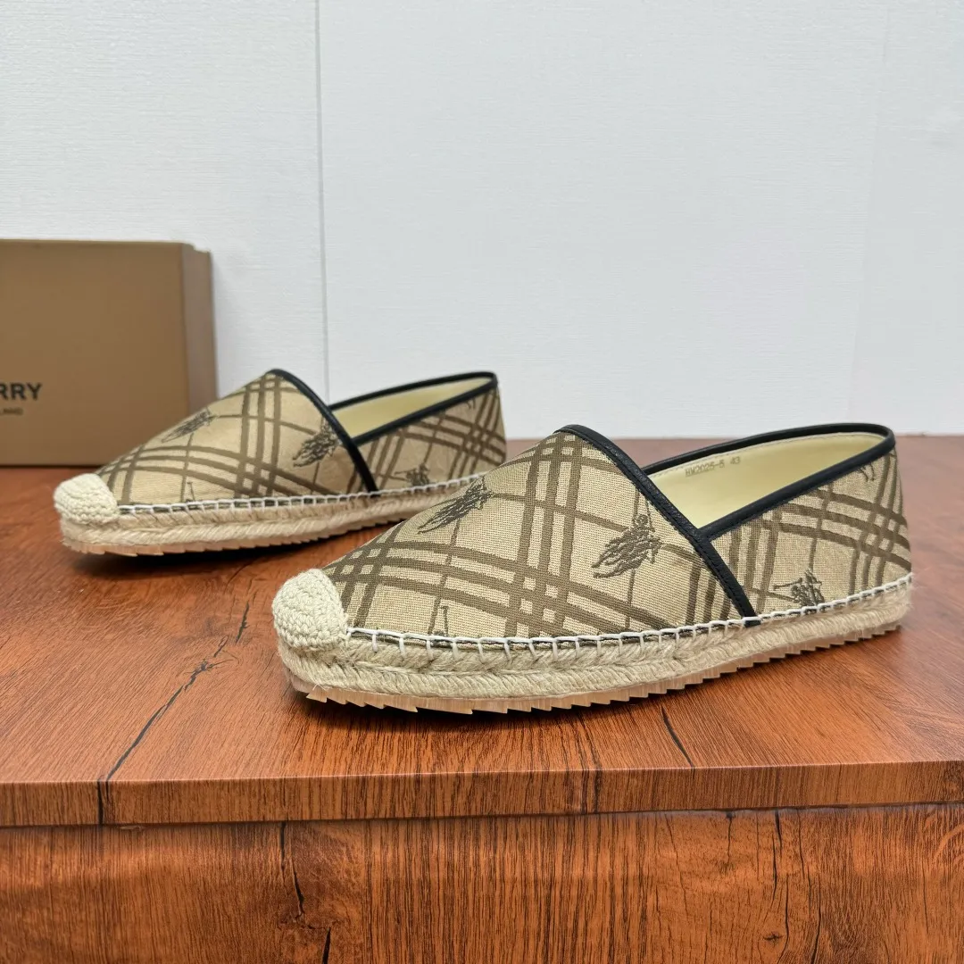 Batch 600 Burberry/Burberry new summer men's embroidered straw fisherman shoes, cool slip-on straw shoes! Encounter British fashion with Burberry espadrilles, a perfect blend of classic and fashionable. The unique printing on the upper is a manifestation of the brand's style. Every color and every pattern tells the story of England. Straw soles bring a natural texture, comfortable and chic. Whether you are strolling in the city streets or heading to the beach for vacation, it can add elegance and charm to you, easily become the center of attention, and start your own fashion journey. Classic knitted canvas upper, with thin calfskin lining suitable for summer, straw lining, genuine leather patch at the bottom of the heel, hemming technology, and Mark stitching details! Anti-slip rubber bottom layer, integrated injection molding of large LOGO letters and badges, multiple colors and styles to choose from, complete package! Size: 39-40-41-42-43-44 Normal size Item number: 2025-5 War Horse Brown